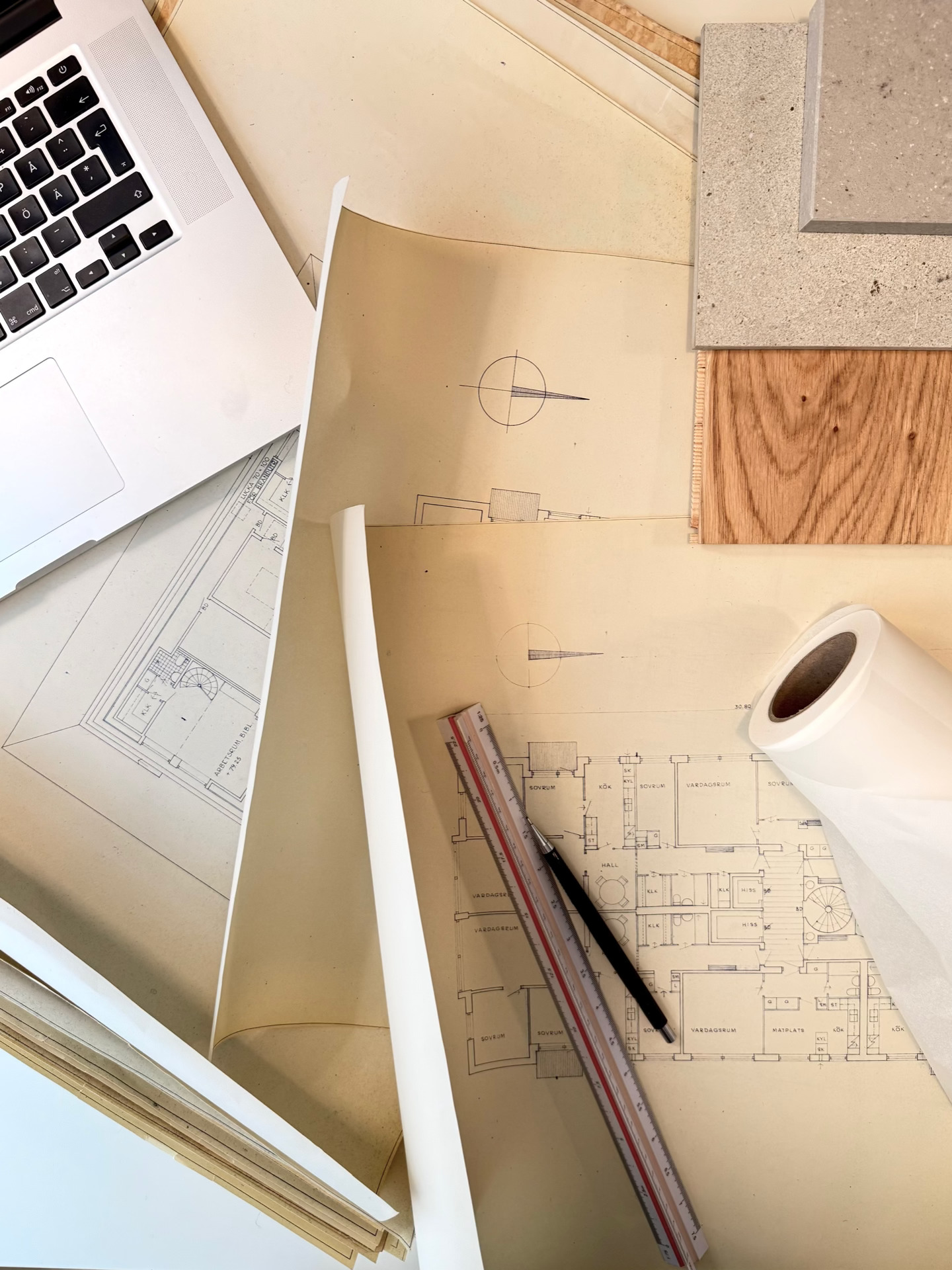 Hög med utspridda arkitekt- och VVS-ritningar, grunden för en lyckad projektering